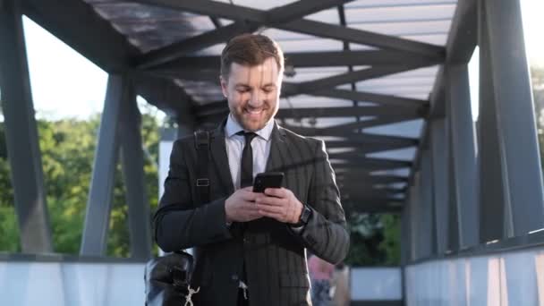 Χαμογελώντας Διευθυντής Γραφείου Διαβάζοντας Ειδήσεις Στο Smartphone Πρωί Στην Ανατολή — Αρχείο Βίντεο