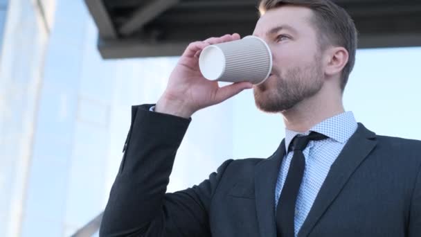 Glada Kaukasiska Affärsman Dricker Kaffe Gatan Nära Glas Affärscentrum Chefen — Stockvideo
