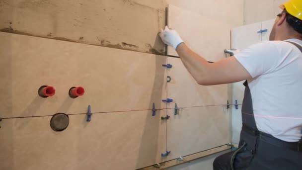 Een Professionele Tiler Werkt Badkamer Van Een Modern Huis Een — Stockvideo