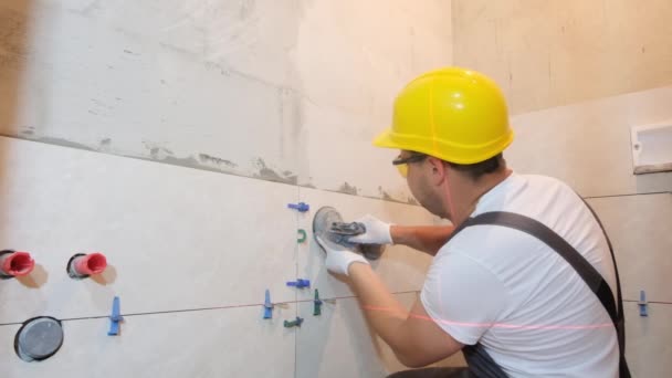 Construtor Profissional Instala Telhas Cerâmicas Novo Edifício Tiler Trabalho Conceito — Vídeo de Stock