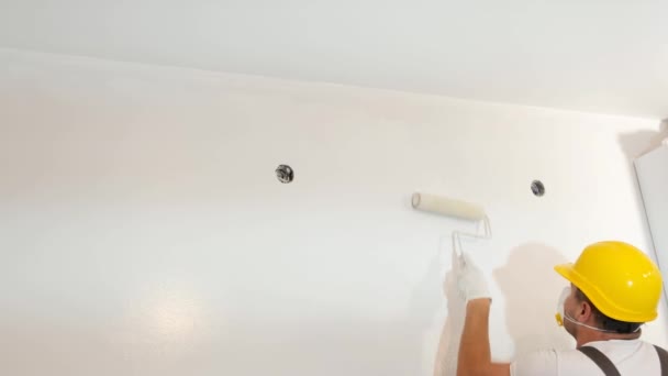 Naprawiacz Maluje Ściany Biało Wałkiem Malowanie Ścian Wideo — Wideo stockowe