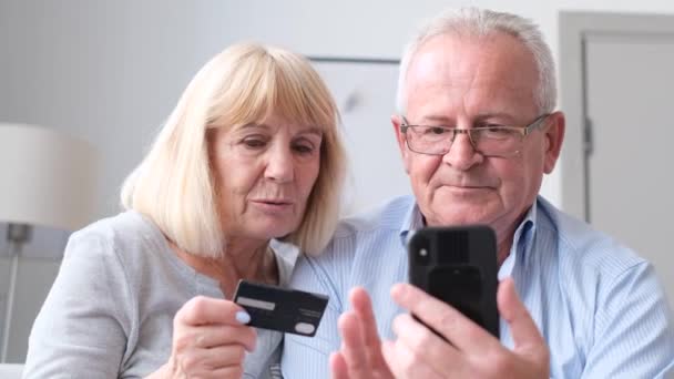 American Retirees Buy Goods Online Credit Card Elderly Pensioners Home — Stock Video