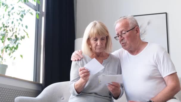 Důchodci Obdrží Platby Veřejné Služby Prarodiče Jsou Depresi Splácení Půjčky — Stock video