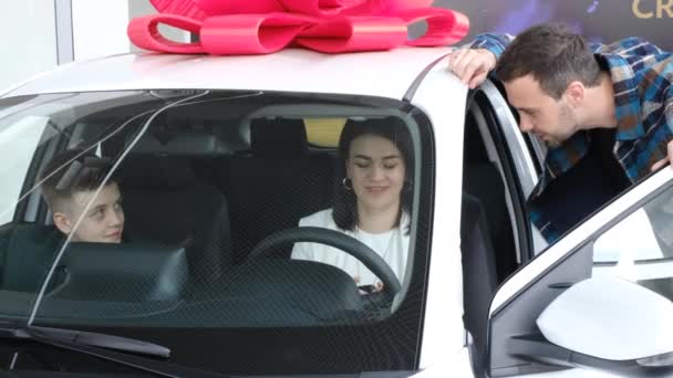 Çocuklu Genç Bir Aile Yeni Bir Arabayı Teftiş Ediyor Galeride — Stok video