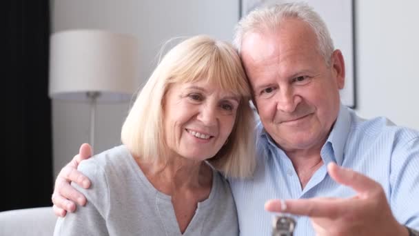 Два Счастливых Пожилых Человека Покупают Новый Дом Ключами Руках Покупка — стоковое видео