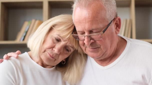 一位白发苍苍的老爷爷安慰着他的妻子 这个女人有健康问题 头痛和抑郁的妇女 — 图库视频影像