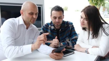 Bir emlakçı tablet kullanarak mülkler gösterir. Bir aile krediyle yeni bir ev satın alır. Banka kredisi. Bir emlakçının işi.