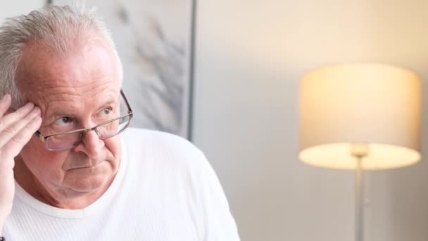 Pensionato Anziano Europeo Seduto Sul Divano Casa Con Mal Testa — Video Stock