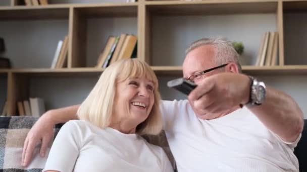 Ein Paar Rentner Sitzen Auf Dem Sofa Essen Popcorn Und — Stockvideo