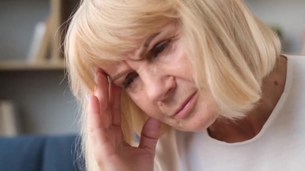 Ηλικιωμένη Γυναίκα Πονοκέφαλο Κόπωση Και Ημικρανία Μια Συνταξιούχος Κάθεται Στον — Αρχείο Βίντεο