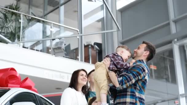 Europejska Rodzina Sprawdzająca Samochód Salonie Młoda Zakochana Para Kupuje Nowy — Wideo stockowe