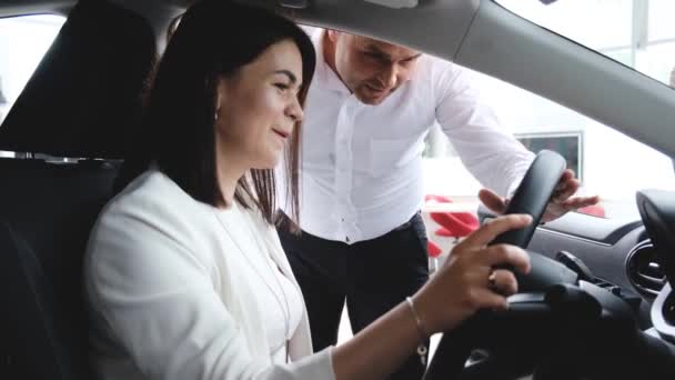 Mladá Rodina Dětmi Která Kontroluje Nové Auto Mluví Dealerem Prodejně — Stock video