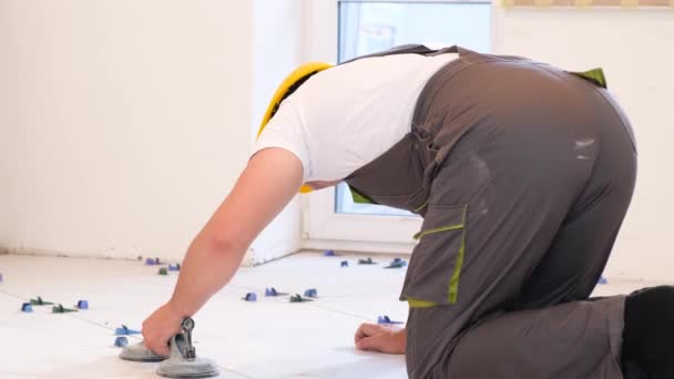 Männlicher Facharbeiter Verlegt Keramikfliesen Auf Dem Fußboden — Stockvideo
