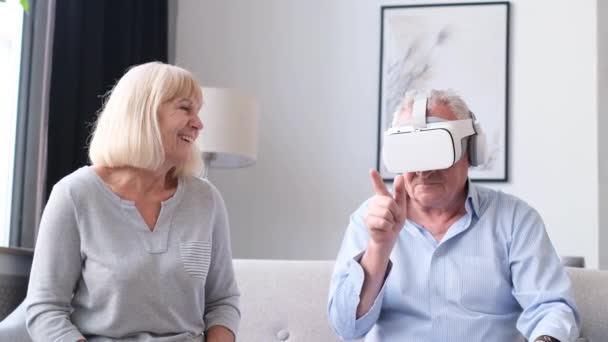 Літні Люди Пенсіонери Відпочивають Допомогою Сучасних Технологій Використовують Віртуальні Окуляри — стокове відео