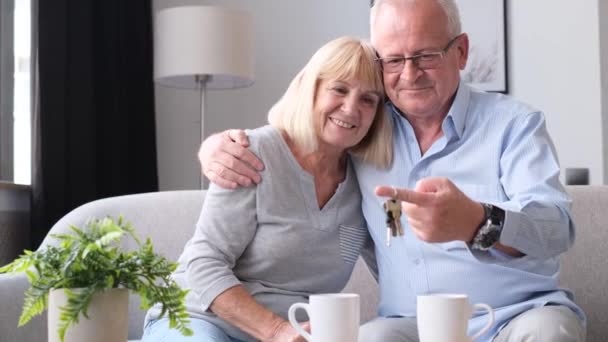 Ευτυχισμένοι Αμερικανοί Συνταξιούχοι Αγόρασαν Ένα Νέο Σπίτι Κρατούν Κλειδιά Στα — Αρχείο Βίντεο