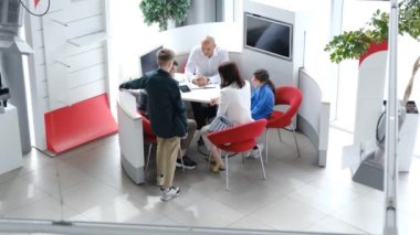 Mutlu bir aile, bir emlakçı, mali danışman ya da avukatla görüşür, sözleşmenin detaylarını tartışır, bankada anlaşma yapar. Konut kredisi.