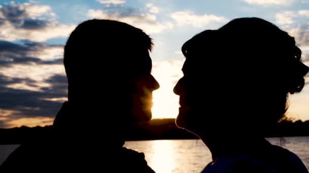 Σιλουέτα Ενός Ερωτευμένου Ζευγαριού Στο Φόντο Ενός Όμορφου Ηλιοβασιλέματος Γάμος — Αρχείο Βίντεο