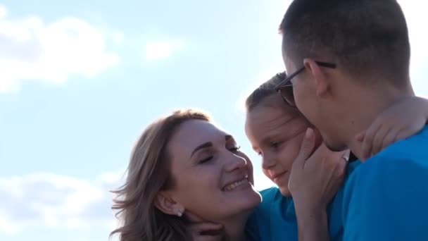 Μια Ευτυχισμένη Ουκρανική Οικογένεια Αγκαλιάζει Ένα Παιδί Ένα Χωράφι Σιτάρι — Αρχείο Βίντεο