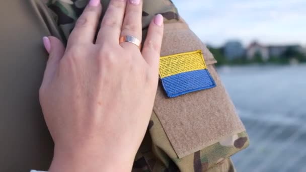 Aşıkların Elleri Evlilik Yüzükleri Ukrayna Nın Askeri Personelinin Düğünü Ukrayna — Stok video