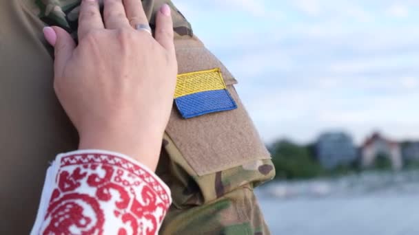 Handen Van Geliefden Trouwringen Bruiloft Van Militair Personeel Van Oekraïne — Stockvideo