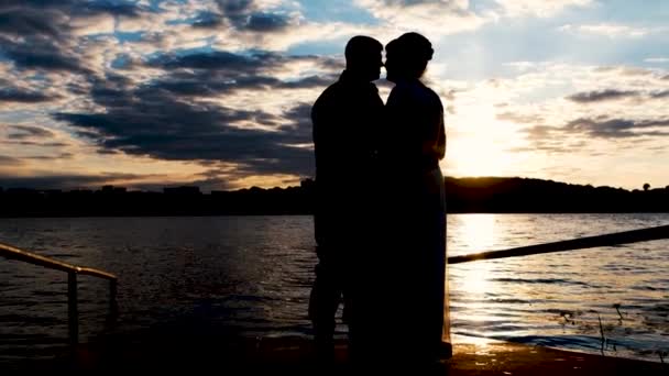 Sylwetka Zakochanej Pary Tle Pięknego Zachodu Słońca Ślub Małżeństwo Szczęśliwa — Wideo stockowe
