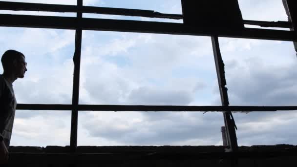Silhouette Homme Sur Fond Grande Fenêtre Vidéo — Video