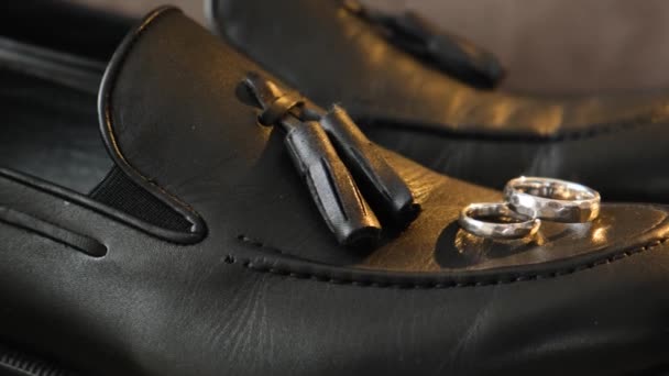 Damatlara Yakın Plan Deri Ayakkabılar Altın Alyanslar Damat Düğün Aksesuarları — Stok video