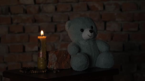 Uma Criança Porão Durante Guerra Ucrânia Abraça Brinquedo Macio Ataques — Vídeo de Stock