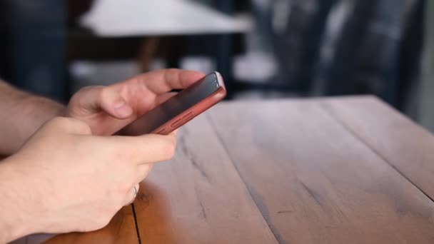 Close Homem Mão Clicando Smartphone Homem Sentado Café Faz Uma — Vídeo de Stock