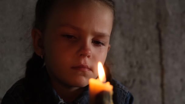 Ukrayna Daki Savaş Sırasında Bodrumda Ağlayan Bir Çocuk Roket Saldırıları — Stok video
