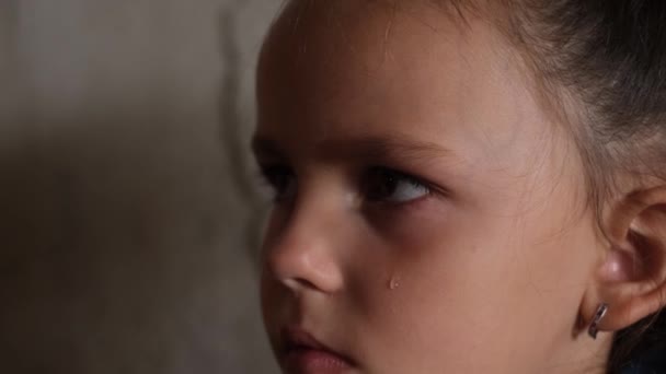 Uma Menina Exausta Com Lágrimas Rosto Senta Num Abrigo Bombas — Vídeo de Stock