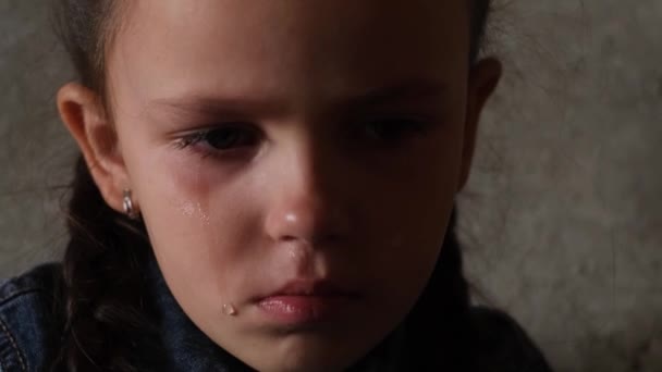 一个泪流满面的小女孩坐在防空洞里的画像 俄罗斯对乌克兰战争期间的儿童 — 图库视频影像