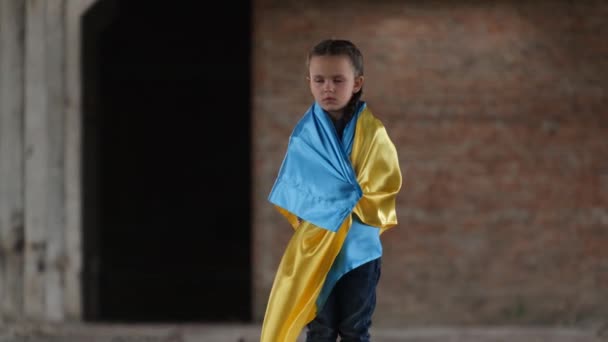Rus Ukrayna Savaşı Sırasında Ukrayna Bayrağı Taşıyan Küçük Bir Kız — Stok video