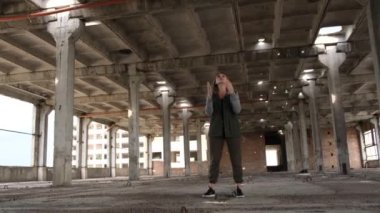 Genç bir kadın Tanrı 'ya elleri bağlı dua eder. Hristiyanlık dinine olan inanç kavramı. 4k video