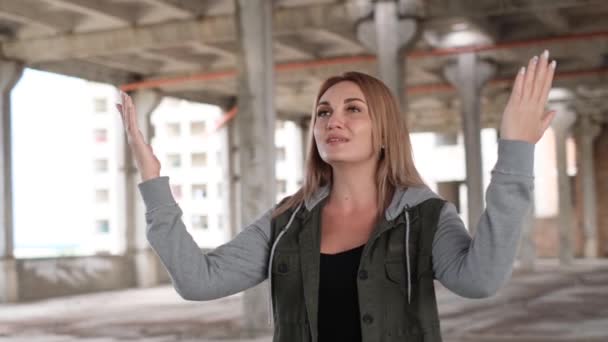 一个女人唱着一首关于战争的歌 她站在一座被炸毁的房子的中央 俄罗斯对乌克兰的战争 — 图库视频影像