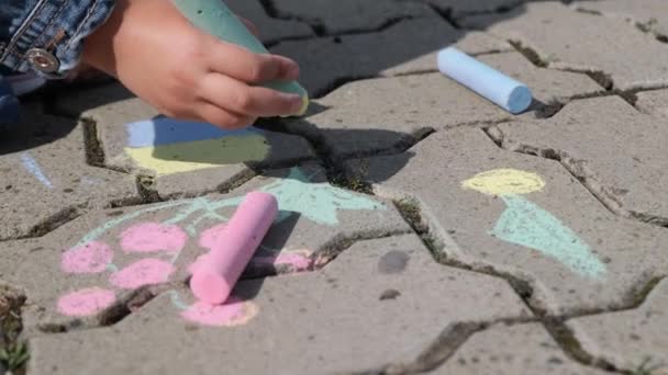Ребенок Рисует Флаг Украины Мелом Асфальте Дети Беженцы Вокзале Война — стоковое видео