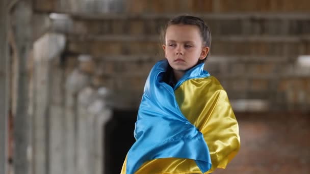 Retrato Una Niña Envuelta Bandera Ucrania Detener Guerra Ucrania Russias — Vídeo de stock