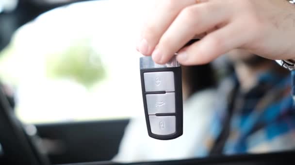 Yeni Bir Arabanın Anahtarlarını Gösteren Bir Adamın Yakın Çekimi Araba — Stok video