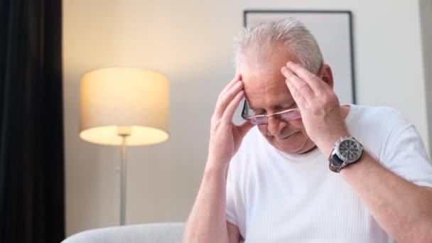 Äldre Pensionär Som Sitter Soffan Hemma Har Huvudvärk Depression Och — Stockvideo