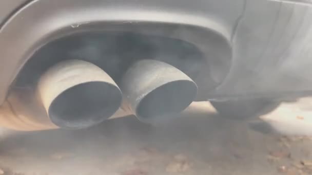 Gammal Dieselbil Förorenar Luften Med Rök Från Avgasrören Bilens Dieselavgaser — Stockvideo