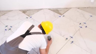 Profesyonel bir müteahhit yeni bir binaya seramik fayanslar yerleştirir. Tiler işte. Ev yenileme konsepti