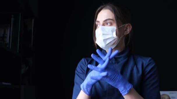 Retrato Una Cirujana Con Guantes Azules Preparándose Para Cirugía Doctor — Vídeo de stock