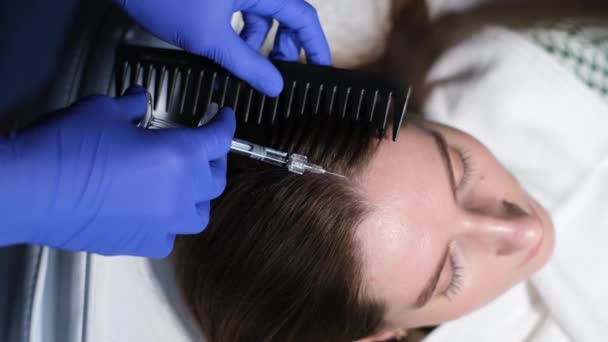 Pewna Lekarka Trycholog Wstrzykuje Witaminy Skóry Głowy Celu Powiększenia Włosów — Wideo stockowe