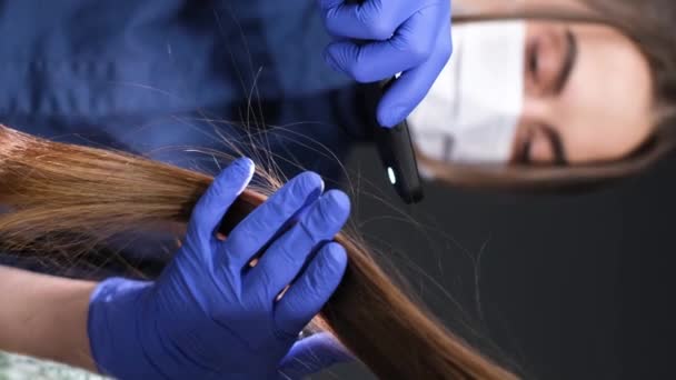 在现代诊所里 医生的三位医生在垂直录像中检查病人的头发 头发脱落治疗概念 — 图库视频影像