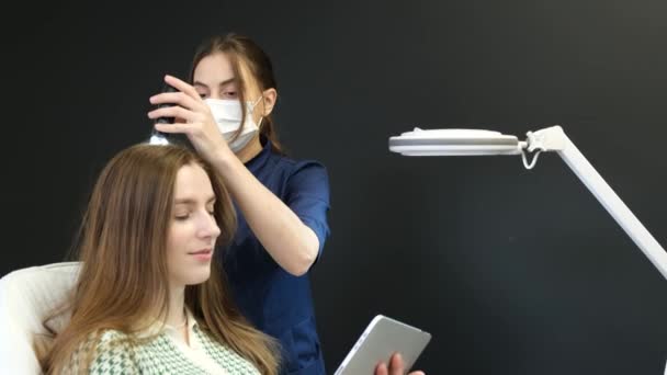 对于脱发的头皮治疗 一位三叶草学家对一位年轻女性的头部进行了手术 维生素注射剂改善头发生长 4K视频 — 图库视频影像