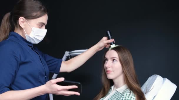 Tricólogo Profesional Examina Cabeza Una Mujer Joven Usando Dermatoscopio Smartphone — Vídeo de stock