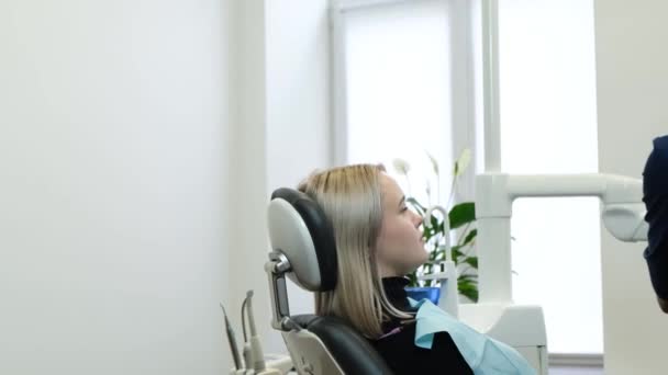 Kvinnlig Tandläkare Arbetar Med Patient Modern Tandvårdsklinik Tandvård Begreppet Frisk — Stockvideo