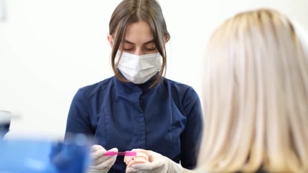 Une Dentiste Montre Une Patiente Comment Brosser Correctement Les Dents — Video