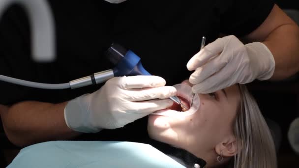 Dentista Masculino Profesional Examina Los Dientes Una Visitante Femenina Una — Vídeos de Stock