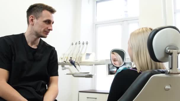 Vrouwelijke Patiënt Tevreden Met Tandheelkundige Behandeling Schudt Tandartsen Hand Huisarts — Stockvideo